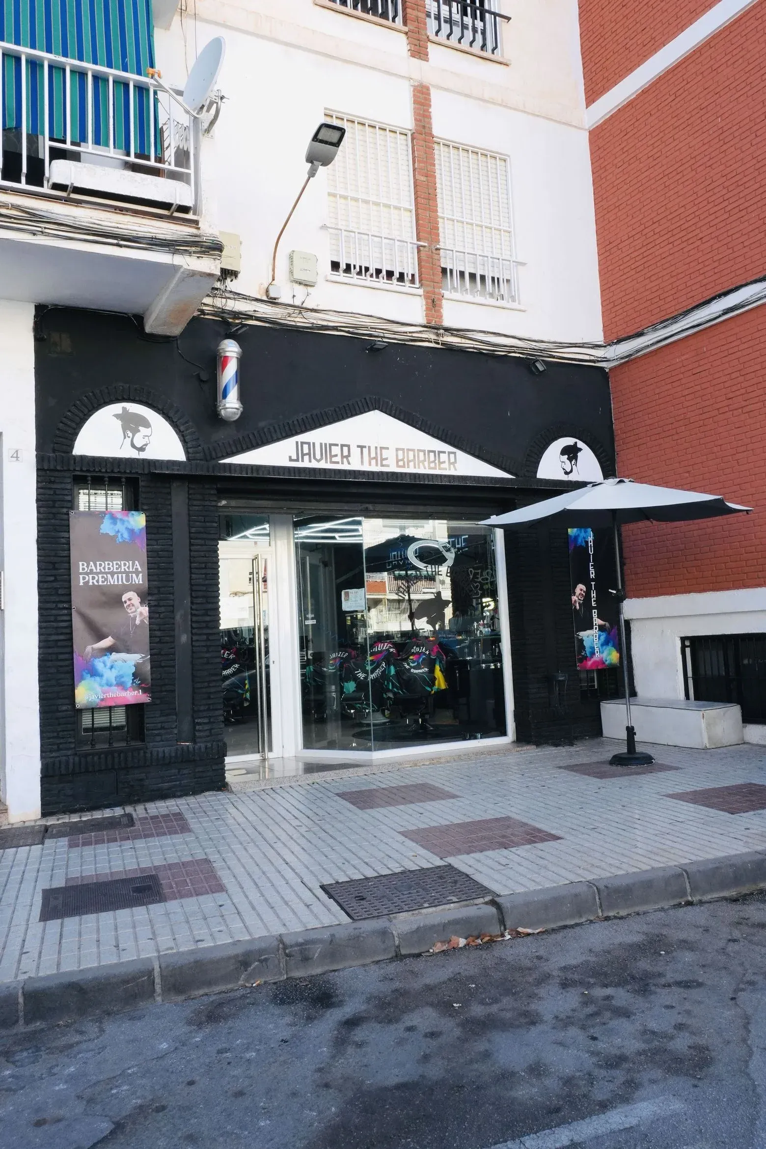 Detalle del cartel exterior de la barbería