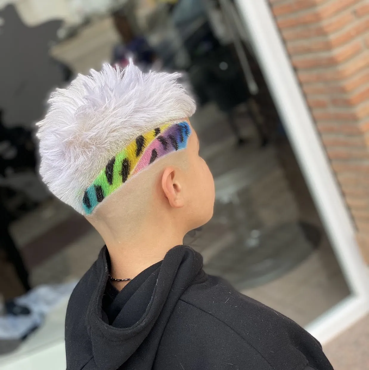 Corte fade bajo con diseño